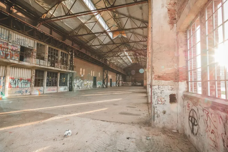 Entdecken Sie die historische Phoenixhalle (ehemalige Gebläsehalle) in Dortmund - ein beeindruckendes Industriedenkmal aus 1905 mit imposanter Backsteinarchitektur, heute Kulturzentrum für digitale Kunstinstallationen. Die 2200qm große Halle verbindet industrielles Erbe mit moderner Kultur auf Phoenix West.
