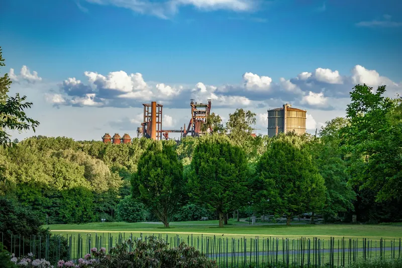 Entdecken Sie den einzigartigen Blick auf Phoenix West im Frühjahr: Eine harmonische Verbindung von Industriekultur und grüner Landschaft im Herzen des Ruhrgebiets. Die imposanten Industrieanlagen treffen auf saftige Frühlingsvegetation und laden zum Erkunden ein.
