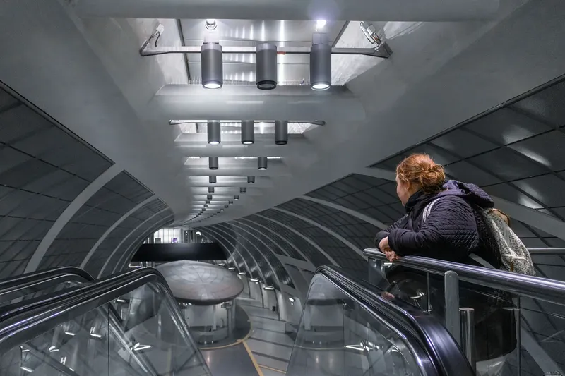 Architektonisches Meisterwerk der Kölner U-Bahn-Station Heumarkt mit imposanter Gewölbedecke, futuristischer Beleuchtung und kathedralenartiger Raumgestaltung. Die tiefste Station der Nord-Süd-Stadtbahn verbindet moderne Mobilität mit beeindruckendem Design.
