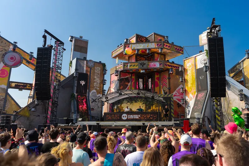 Erlebe elektronische Musik auf der spektakulären D-Block & S-te-Fan Mainstage mit imposanter Bühnenkonstruktion, gewaltiger Soundanlage und energiegeladener Festival-Atmosphäre. Hardstyle Open Air Event mit einzigartiger Industrial-Deko und beeindruckender Lichtshow.
