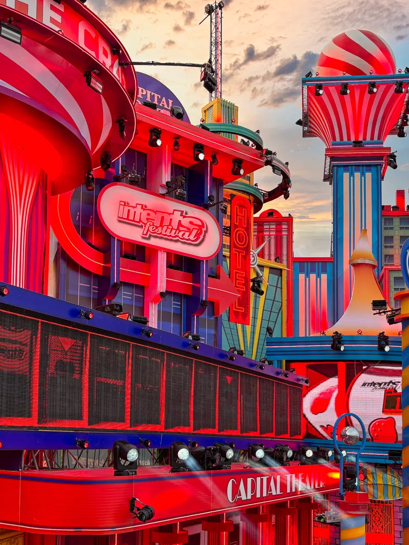 Intents Festival 2025 Hauptbühne, farbenfrohen Festivalbühne mit Capital Theater Dekoration, kreatives Veranstaltungsdesign bei Sonnenuntergang, Musikfestival Niederlande
