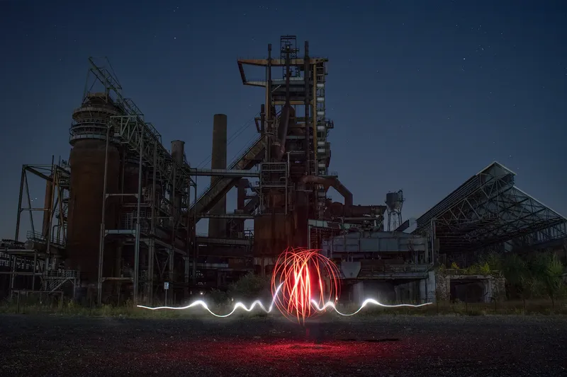 Stahlhochofen bei Nacht mit Lichtmalerei
