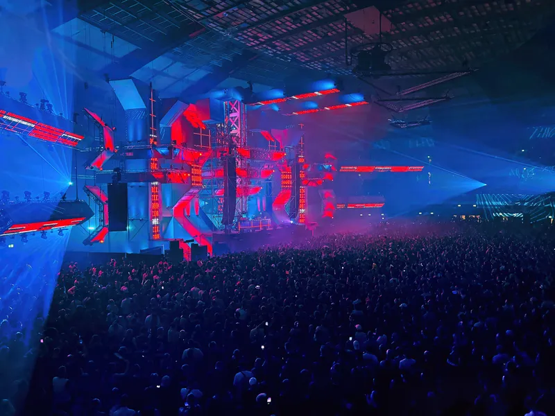 Festivalbühne Syndicate 2024 mit blauen und roten Farben
