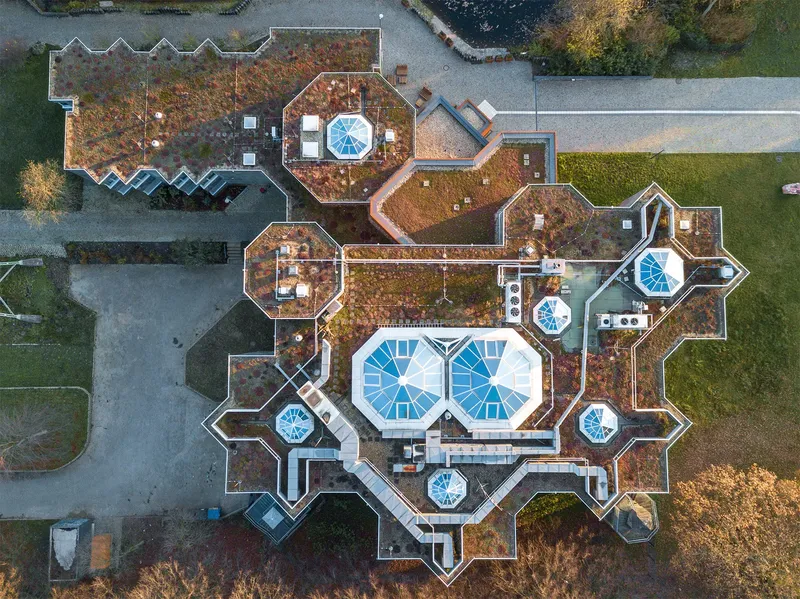 Entdecken Sie das modernisierte Naturmuseum Dortmund mit seinem einzigartigen Wollhaarmammut-Skelett, 90.000-Liter-Aquarium und interaktiven Ausstellungen zur regionalen Flora, Fauna und Erdgeschichte. Zwei Etagen voller faszinierender Exponate aus der Ruhr-Region.
