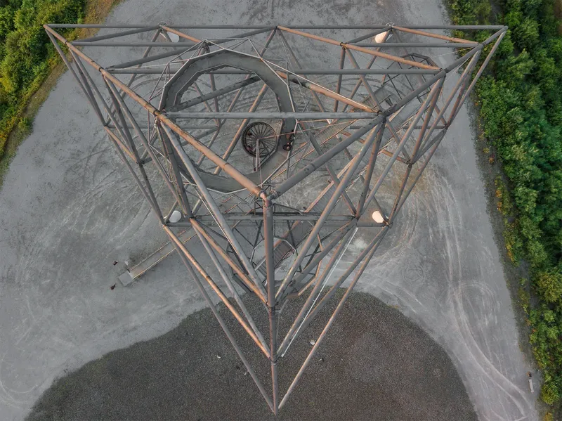 Der Tetraeder Bottrop - imposante 60m hohe Aussichtsplattform in geometrischer Stahlkonstruktion auf der Halde Beckstraße. Einzigartiges Industriedenkmal und Wahrzeichen des Ruhrgebiets mit spektakulärem Panoramablick über das Ruhrgebiet.
