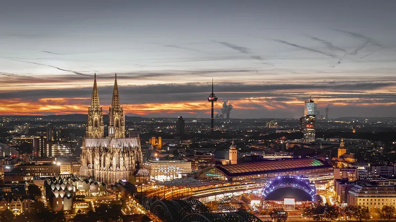 Entdecken Sie den majestätischen Kölner Dom im Herzen der Domstadt: Ein UNESCO-Weltkulturerbe und Meisterwerk gotischer Architektur, fotografiert im dramatischen Sonnenuntergang vor der modernen Kölner Skyline. Die beeindruckende Kathedrale präsentiert sich mit ihren charakteristischen Doppeltürmen als zeitloses Wahrzeichen Deutschlands.
