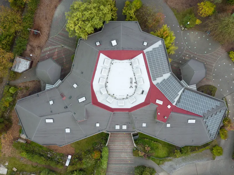 Willkommen an der Rudolf-Steiner-Schule Dortmund, einer staatlich anerkannten Waldorfschule für Klassen 1 bis 13. Unsere Schule fördert individuelle Talente durch ganzheitliche Erziehung, künstlerische und handwerkliche Fächer sowie Praktika. Entdecken Sie eine vielfältige Lernumgebung in einem pädagogisch sozialen Zentrum.
