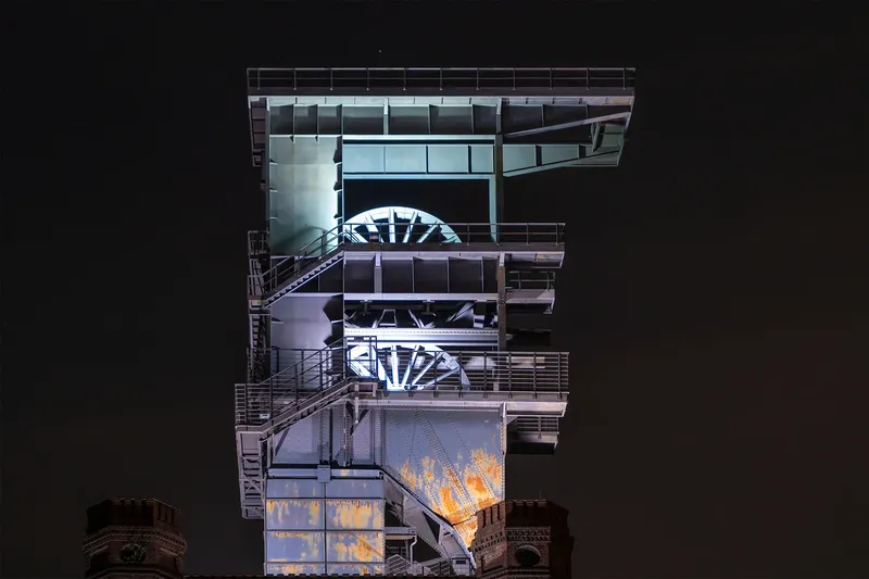Der historische Malakowturm Prosper II in Bottrop - einzigartiges Industriedenkmal aus 1875 mit eingezogenem Strebengerüst, 30 Meter hoch, heute Aussichtsplattform und Kulturzentrum. Beeindruckendes Zeugnis der Ruhrgebiets-Bergbaugeschichte mit charakteristischer Festungsarchitektur und nächtlicher Illumination.

